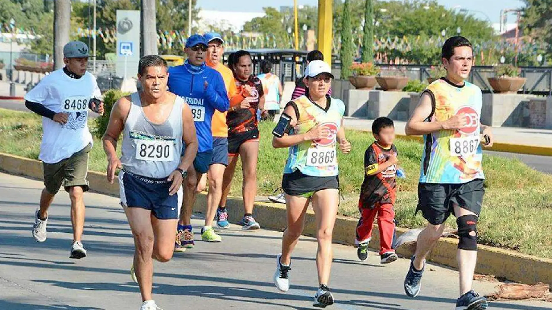 personas corriendo oro y azul